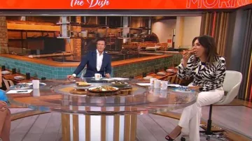 Chemisier imprimé plissé Zara porté par Michelle Miller tel que vu dans CBS Mornings le 1er juin 2024