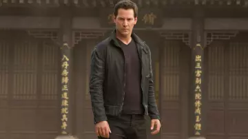 Looks de la película: Keanu Reeves lleva una chaqueta de cuero para su papel de Donaka Mark