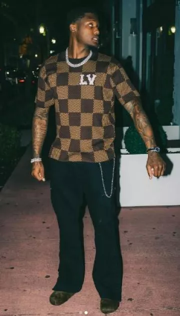 Camiseta Louis Vuitton Brown Damier & Crystal-LV usada por Tee Higgins en la cuenta de Instagram @blitzfits