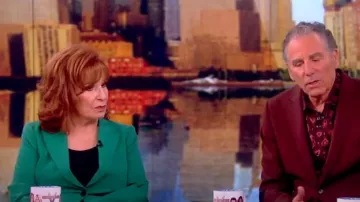 Blazer de solapa Jordi Peak usado por Joy Behar visto en The View el 4 de junio de 2024