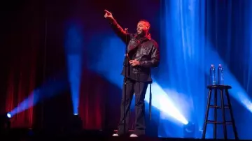Tenues Good Grief One Man Show : Marlon Wayans porte une veste en cuir à l’emblématique Apollo Theater