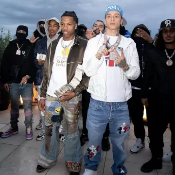 Chaqueta de chándal de satén marrón de Saint Laurent usada por Lil Baby en la cuenta de Instagram @lilbaby