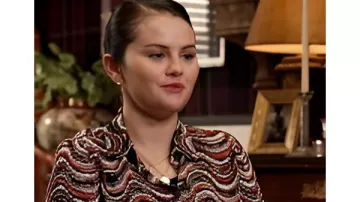 Tenues Selena Gomez : Chemise en jacquard ondulé portée dans l’émission Good Morning America