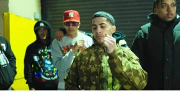 Veste camouflage Puma x Pleasures vert olive portée par J.I. dans J.I. - " 11PM In LDN " ( Vidéo officielle )