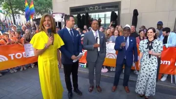 Alessandra Rich Robe en crêpe de Chine de soie à imprimé floral portée par Melanie Zanetti comme on le voit dans Today le 4 juin 2024