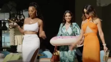 Bolso de hombro mediano Saint Laurent Loulou usado por Caroline Brooks como se ve en The Real Housewives of Dubai (S02E01)