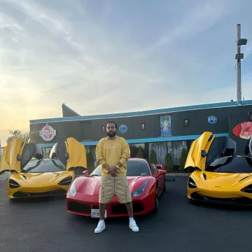 Sudadera amarilla con logotipo de la firma Saint Laurent usada por French Montana en la cuenta de Instagram @frenchmontana