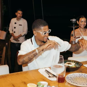 Polo Louis Vuitton con monograma blanco y cuello a rayas usado por Leon Bailey en la cuenta de Instagram @leonbailey