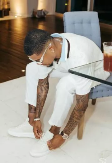 Louis Vuitton Zapatillas 'Beverly Hills' de piel Damier blancas que lleva Leon Bailey en la cuenta de Instagram @leonbailey