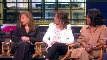 Robe à manches bouffantes Uzco portée par Sheryl Lee Ralph comme on le voit dans The View le 5 juin 2024