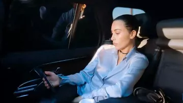 Mini-bolso de cuero Chrome Hearts usado por Kim Kardashian como se ve en The Kardashians (T05E03)