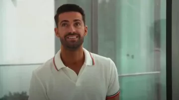 Orlebar Brown Jarrett Towelling Striped Tipping Polo White Sand usado por Sergio Carrallo como se ve en The Real Housewives of Dubai (S02E01)