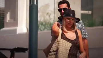 Saint Laurent Rive Gauche Tote In Raffia usado por Caroline Stanbury como se ve en The Real Housewives of Dubai (S02E01)