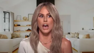 Haut à une épaule en satin Simkhai Alice porté par Keltie Knight tel qu’on le voit au Tamron Hall Show le 29 mai 2024