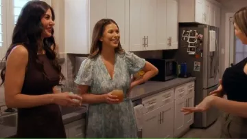 Robe midi imprimée Shoshanna Selene portée par Nia Sanchez, vue dans The Valley (S01E12)