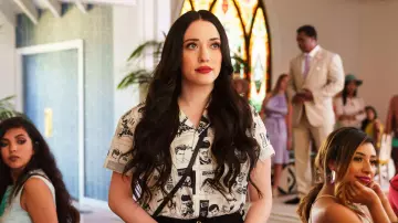 Tenues de la série télévisée Dollface : Kat Dennings porte un chemisier imprimé pour incarner Jules Wiley dans l’épisode 2 de la saison 1
