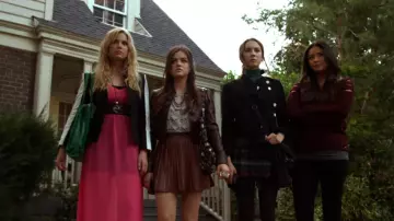 Les looks de Pretty Little Liars : Spencer Hastings (Troian Bellisario) porte un pull vert à col roulé dans la saison 2, épisode 23