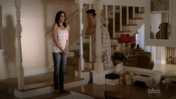 El top blanco con volantes de Susan Mayer (Teri Hatcher) en el armario de la serie Desperate Housewives (Temporada 6 Episodio 1)