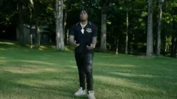 Fredo Bang Wardrobe : Il porte un jean noir Amiri pour By The Evening (Vidéo officielle)