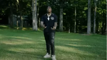 Tenues Fredo Bang : Il porte des baskets Amiri portées par Fredo Bang dans By The Evening (Vidéo officielle)