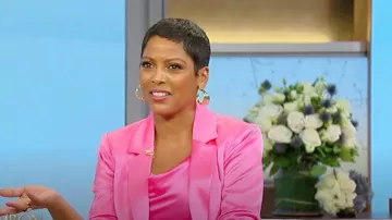 Cinq a Sept Marta Cami en Electric Pink usado por Tamron Hall como se ve en Tamron Hall Show el 4 de junio de 2024