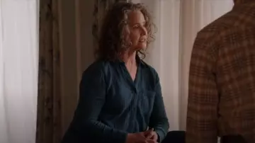 Chemise Rails Ellis portée par Abeline Walker (Molly Hagan) telle qu’elle est vue dans Walker (S04E10)