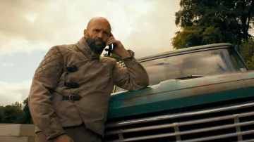 Atuendos de la película The Beekeeper: Jason Statham lleva una chaqueta acolchada con cinturón táctico para interpretar a Adam Clay