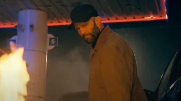 Atuendos de The Beekeeper: Jason Statham usa una chaqueta de lona para interpretar a Adam Clay