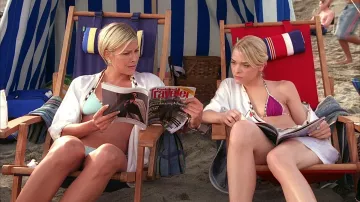 Ropa de White Chicks: Heather Vandergeld (Jaime King) lleva un traje de baño de bikini de dos piezas rosa oscuro de Burberry en la película