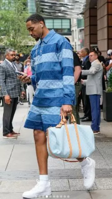 Polo de mezclilla a rayas de retazos azules Louis Vuitton usado por Paul Jamaine Washington Jr. en la cuenta de Instagram @dallasmavs