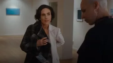 Manteau en laine mélangée à carreaux Isabel Marant Etoile porté par Daniela Vargas Dessen (Jennifer Connelly) comme on le voit dans Dark Matter (S01E01)