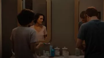 ATM Anthony Thomas Melillo Slub Jersey Classic V-Neck Tee porté par Daniela Vargas Dessen (Jennifer Connelly) comme on le voit dans Dark Matter (S01E02)