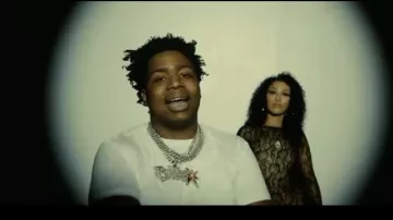 Camiseta interior de cuello redondo blanca Polo usada por Big30 en Big 30 - Come Save Me (Video musical oficial)