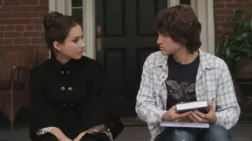 Les looks de Pretty Little Liars : Spencer Hastings (Troian Bellisario) porte une cape de la marque Juicy Couture dans la saison 1, épisode 16