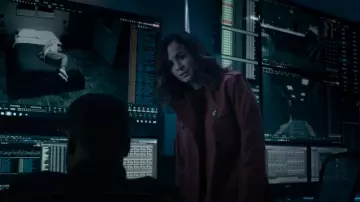 Coach Solid Mid Trench usado por Amanda Lucas (Alice Braga) como se ve en Dark Matter (S01E03)