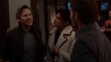 Manteau passepoilé en fausse polaire brillante Maje porté par une Greeter (Brenann Stacker) comme on le voit dans Dark Matter (S01E03)