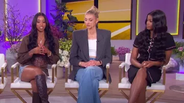 Sandro Elisa Jupe crayon midi en tricot portée par Rickea Jackson telle que vue dans The Jennifer Hudson Show le 31 mai 2024