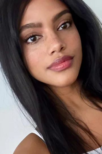 La estrella de Internet Letitia Fontana lleva Reformation Tank en su cuenta de Instagram @etherealmamacita