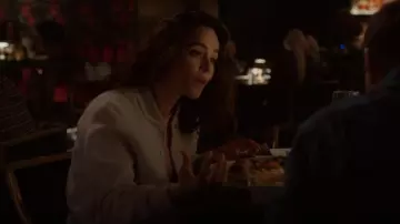 Chaqueta universitaria de teoría usada por Amanda Lucas (Alice Braga) como se ve en Dark Matter (S01E06)