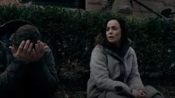 Chaqueta de lana Sherpa de L.L.Bean Bean usada por Amanda Lucas (Alice Braga) como se ve en Dark Matter (S01E06)