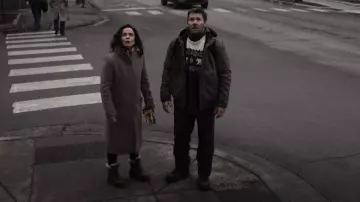 Wilfred The Cocoon Abrigo largo usado por Amanda Lucas (Alice Braga) como se ve en Dark Matter (S01E06)