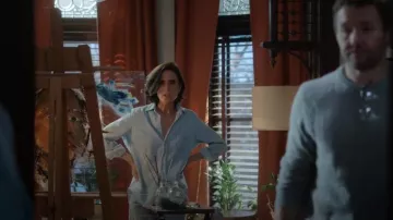 Frank & Eileen Chemise boutonnée classique en denim bleu en lambeaux portée par Daniela Vargas Dessen (Jennifer Connelly) comme on le voit dans Dark Matter (S01E06)