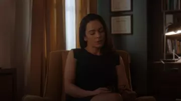 Vestido de currículum vitae de J Crew usado por Amanda Lucas (Alice Braga) como se ve en Dark Matter (S01E06)