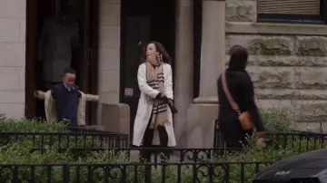 Bufanda de cuadros de cachemira de Burberry usada por Amanda Lucas (Alice Braga) como se ve en Dark Matter (S01E06)