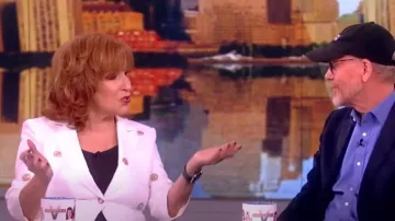 Cinq a Sept Khloé Ditsy Dots Embroidered Denim Blazer usado por Joy Behar como se ve en The View el 6 de junio de 2024