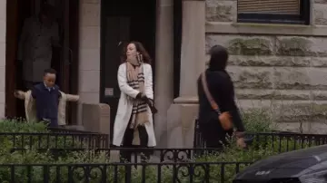 Max Mara Ludmilla Abrigo usado por Amanda Lucas (Alice Braga) como se ve en Dark Matter (S01E06)