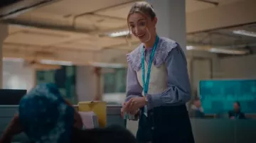 Mini-jupe boutonnée Monki avec poches avant en denim délavé moyen portée par Darcy Pike (Tilly Keeper) comme on le voit dans Queenie (S01E02)