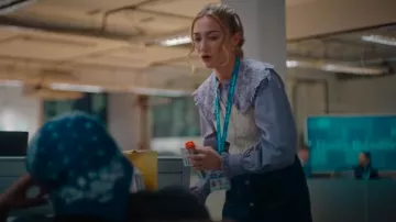 Miss Selfridge Chemise à col en broderie en lilas portée par Darcy Pike (Tilly Keeper) comme on le voit dans Queenie (S01E02)