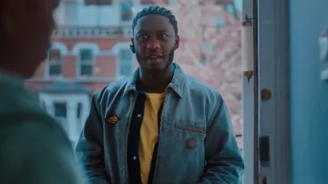 Veste Carhartt WIP Detroit portée par Frank Ssebendeke II (Samuel Adewunmi) comme on le voit dans Queenie (S01E04)