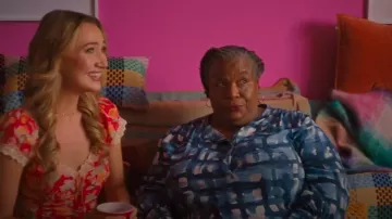Blusa de manga abullonada con estampado floral Rixo Rosella usada por Darcy Pike (Tilly Keeper) como se ve en Queenie (S01E08)